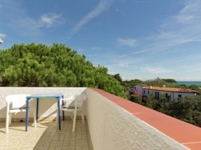 Small building with 4 apartments close to the beach